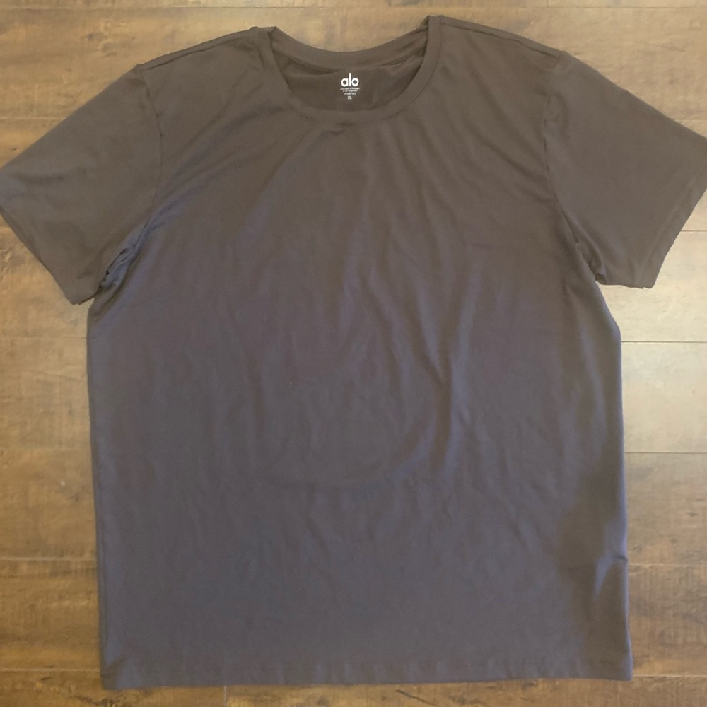 ALO Yoga Men's Gray T-Shirt